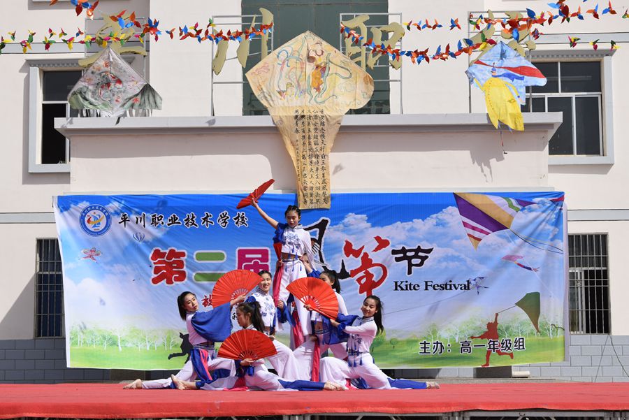 学生表演舞蹈 (3)_副本.jpg